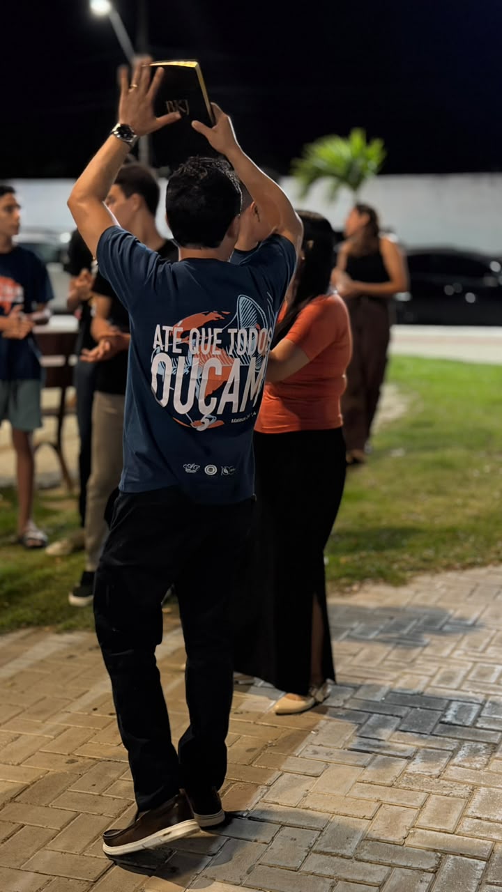 Evangelismo da IGREJAMADUREIRA com a Bíblia erguida